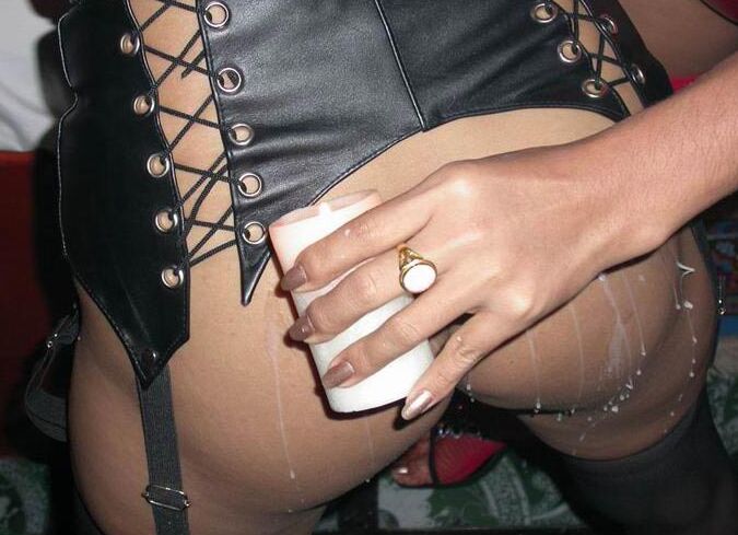15P Asiatische Herrin in Leder und Nylons