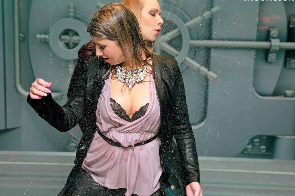 15P Garotas pornográficas molhadas dançando e tocando seus corpos sensuais