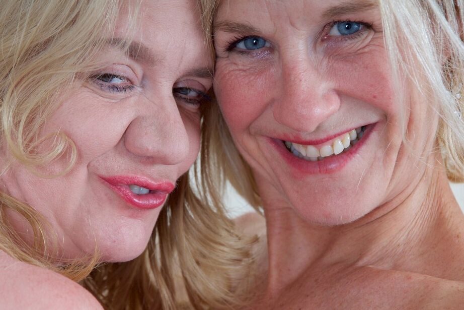 20P Mature lesbians kiss after licking pussies during 69 action on a bed