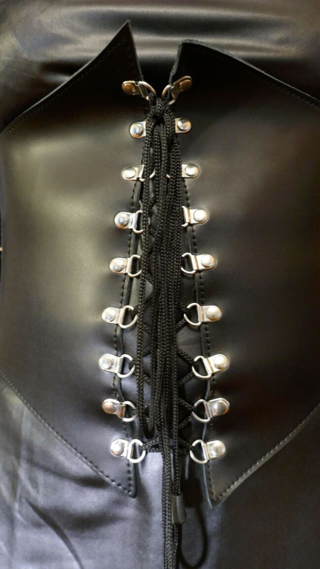 16P Une femme solo à collier modèle des vêtements en cuir tout en portant un masque