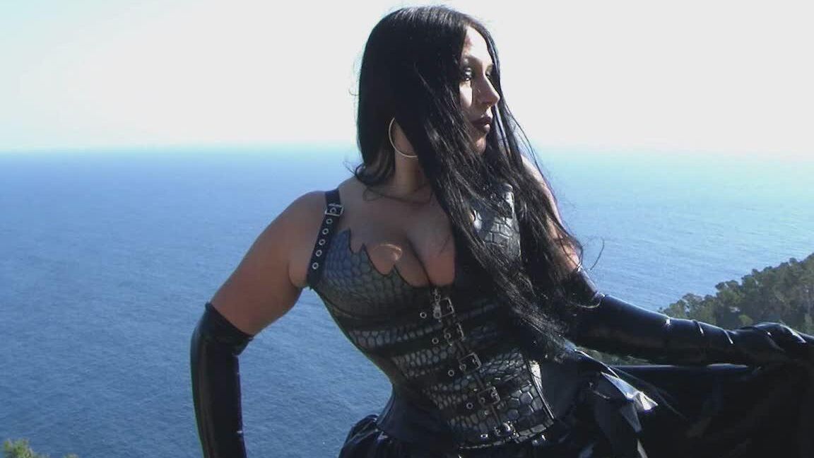 16P Lady Angelina, une femme gothique aux gros seins, suce une bite sur la terrasse en cuir