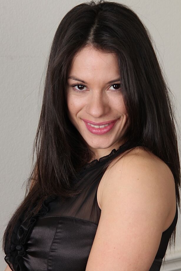 Isabella Rodriquez, amatrice latina de 15P, expose son clitoris lors de ses débuts nus.