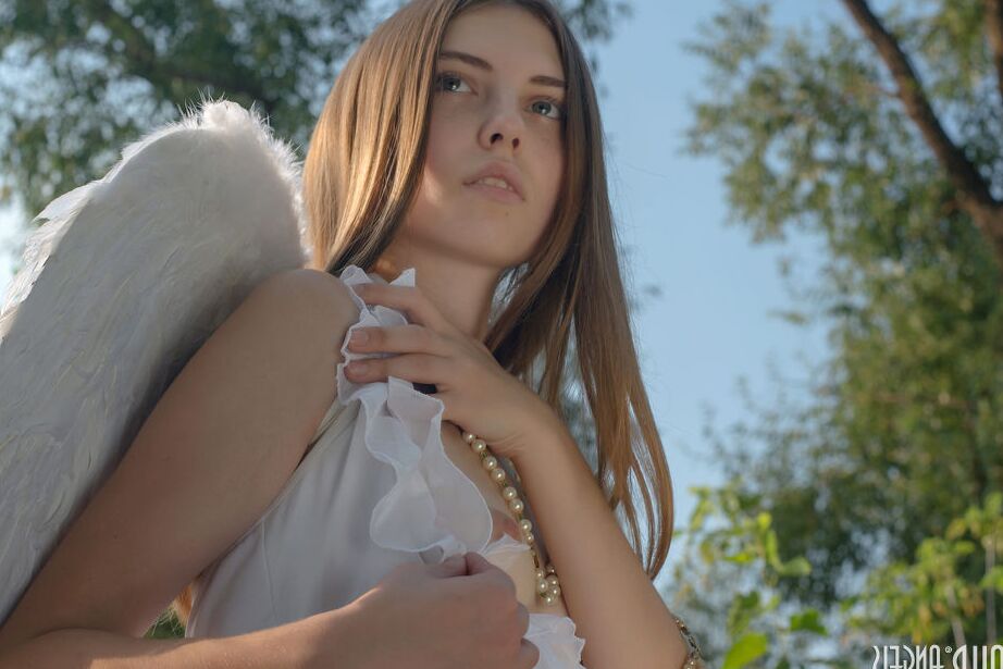 20P Catalina, une jeune angélique, étale sa chatte rose sur un mur à la campagne