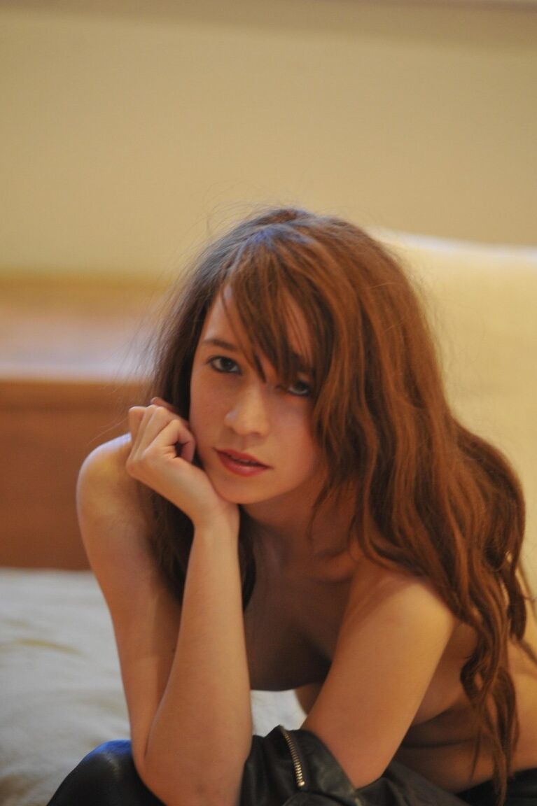 12P 赤毛のソルモデルがセクシーなハイヒールのレザージャケットとパンツを脱ぐ