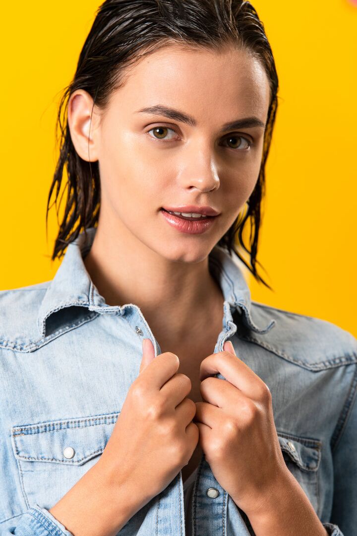 17P A modelo ucraniana ostenta um visual molhado durante uma sessão fotográfica quente