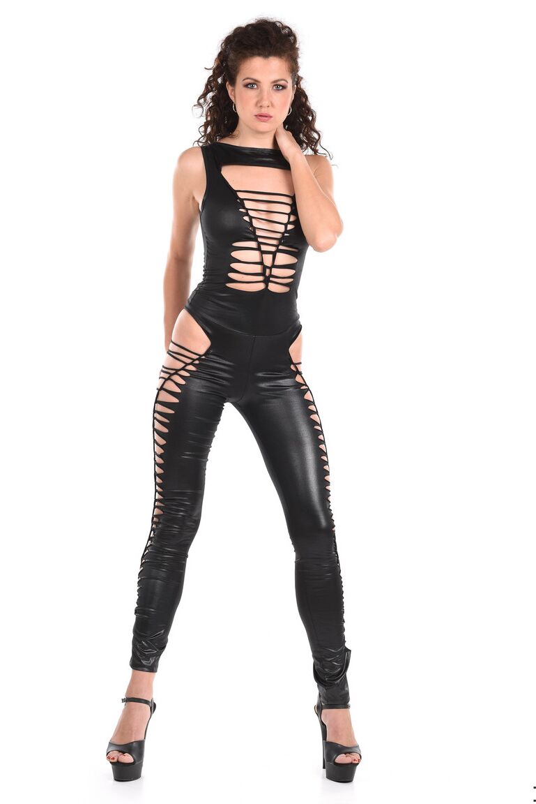 15P La sexy Gia Ren luce el cabello ondulado mientras se quita la reveladora ropa de cuero