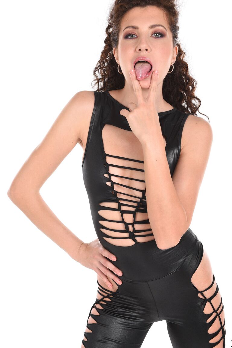 15P La sexy Gia Ren luce el cabello ondulado mientras se quita la reveladora ropa de cuero