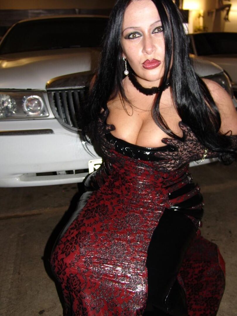 16P La gótica Lady Angelina expone sus grandes tetas y su coño en una limusina