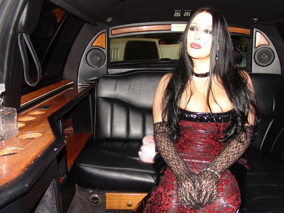 16P La gótica Lady Angelina expone sus grandes tetas y su coño en una limusina