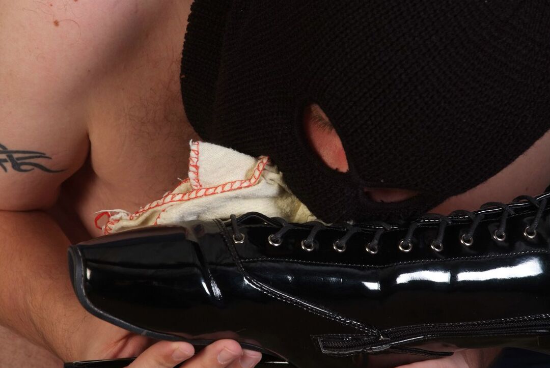15P La mujer dominante Honey tiene un esclavo encapuchado que adora sus botas de charol