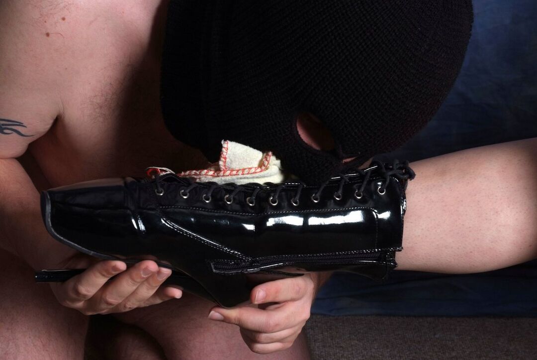 15P La mujer dominante Honey tiene un esclavo encapuchado que adora sus botas de charol