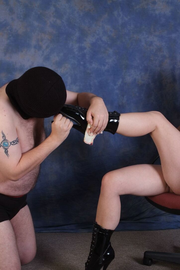 15P La mujer dominante Honey tiene un esclavo encapuchado que adora sus botas de charol