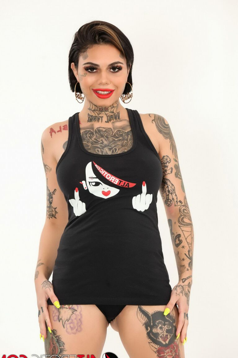 16P A modelo tatuada Genevieve Sinn perde os seios firmes em uma regata
