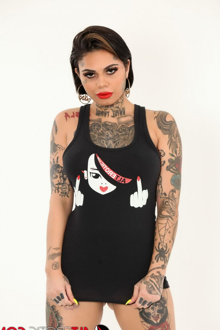 16P A modelo tatuada Genevieve Sinn perde os seios firmes em uma regata
