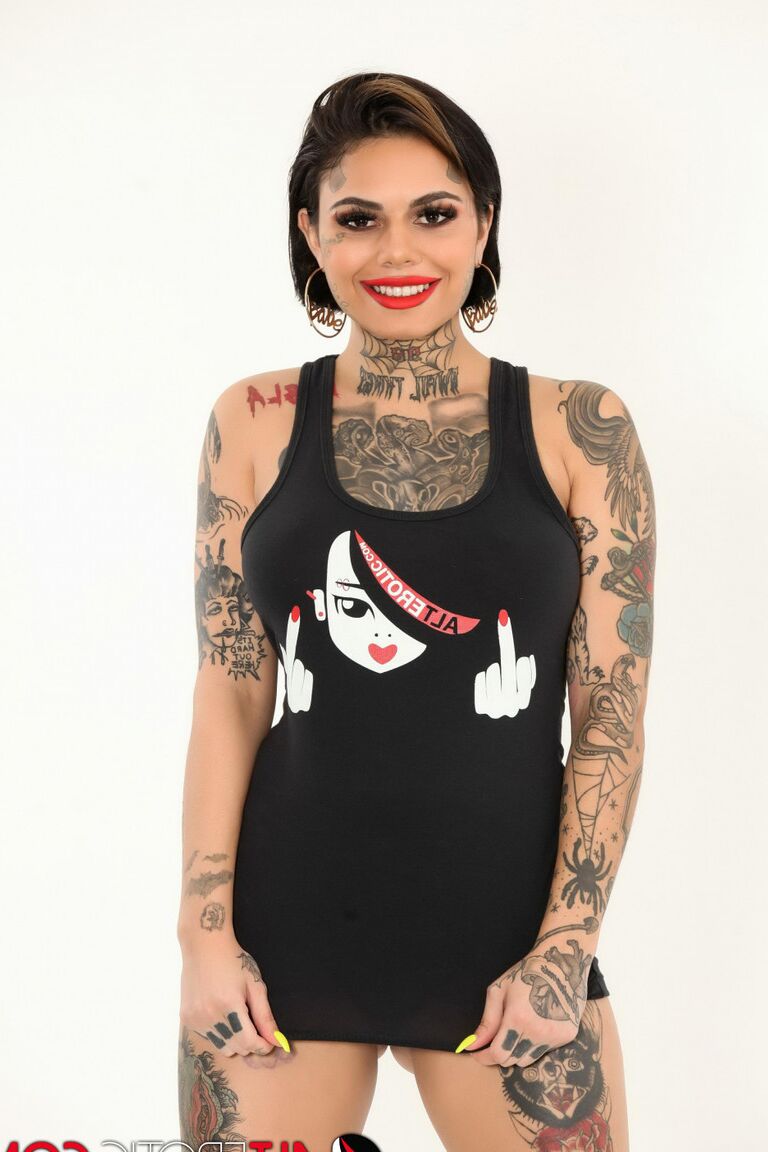 16P A modelo tatuada Genevieve Sinn perde os seios firmes em uma regata