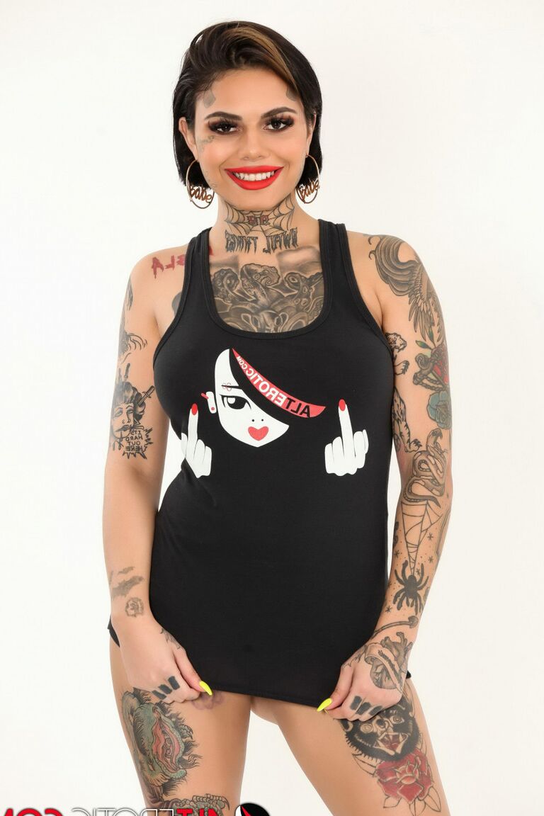 16P A modelo tatuada Genevieve Sinn perde os seios firmes em uma regata