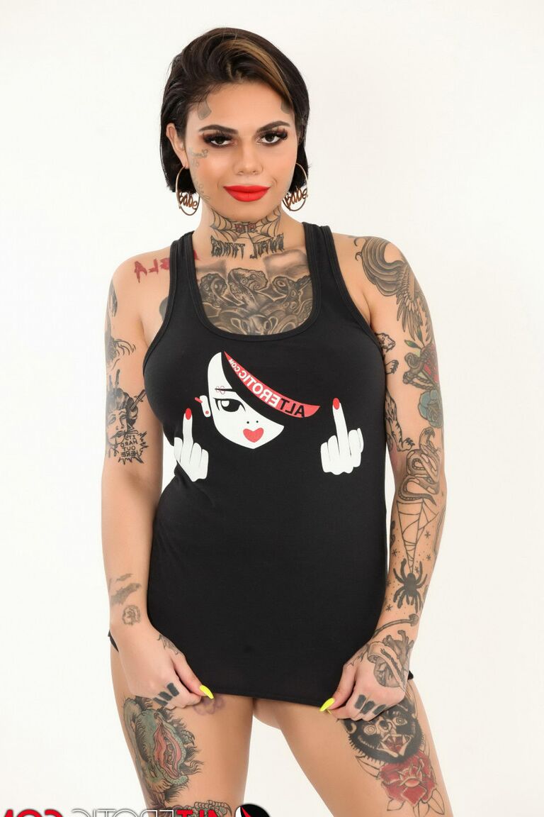 16P A modelo tatuada Genevieve Sinn perde os seios firmes em uma regata
