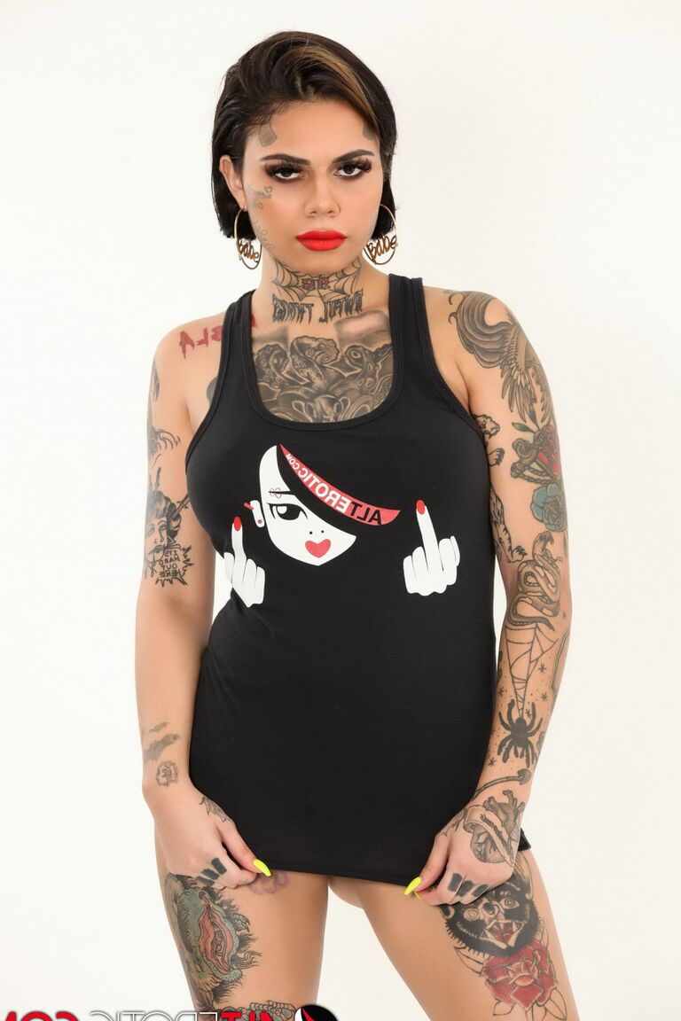 16P A modelo tatuada Genevieve Sinn perde os seios firmes em uma regata