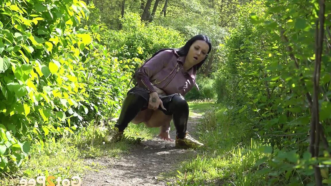 15P Sexy dark haired babe Isabel Dark pees in suburbs