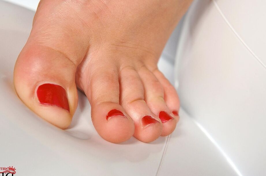 16P A estrela pornográfica Cherry Jul tira o vestido de couro e a meia-calça para posar nua