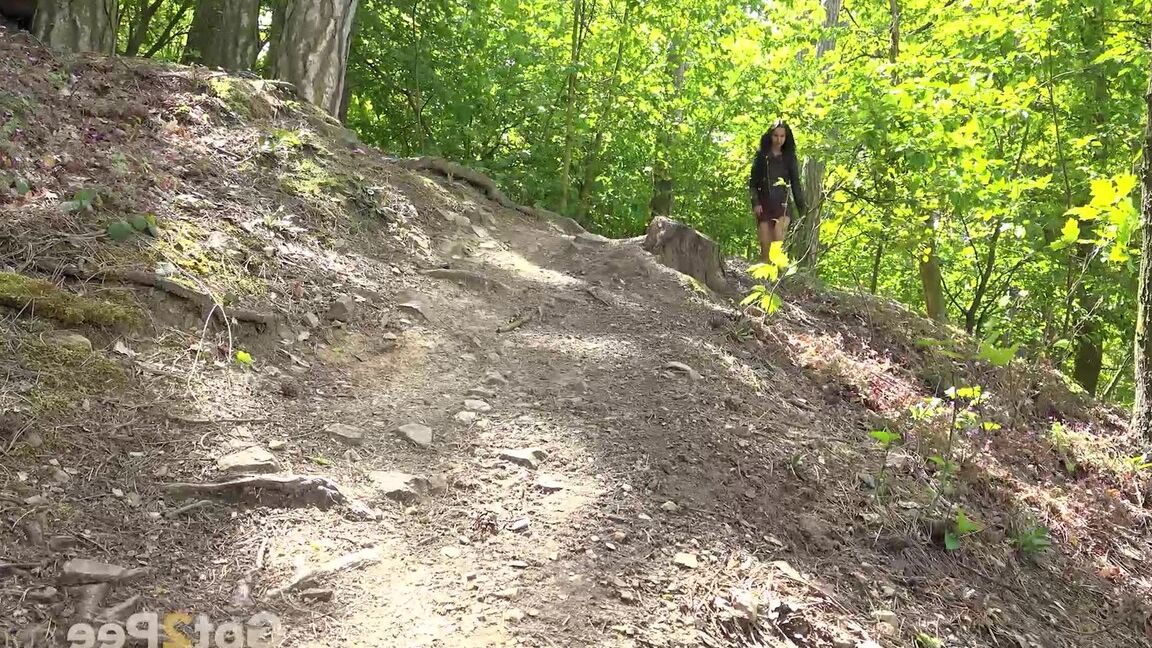 15P Das dunkelhaarige Mädchen Freya Dee pinkelt auf einen Pfad, während sie durch den Wald geht