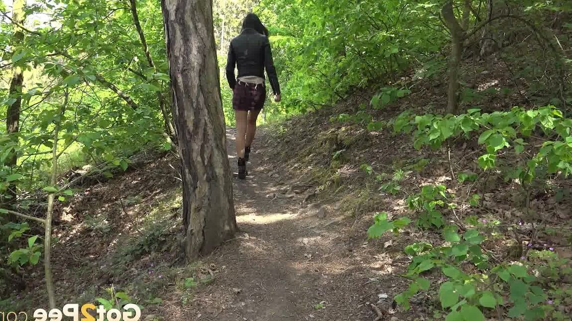 15P Das dunkelhaarige Mädchen Freya Dee pinkelt auf einen Pfad, während sie durch den Wald geht