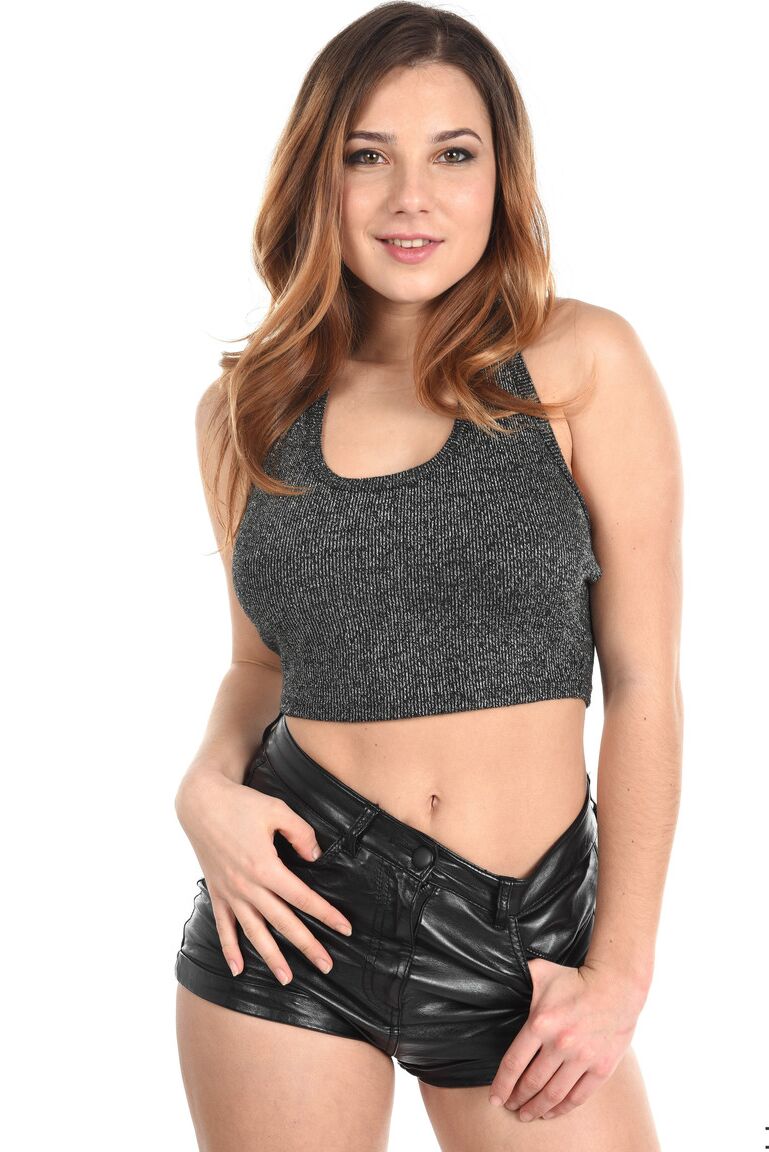 15P La fille sexy Belka enlève son short en cuir avant de commencer une baise au doigt nu