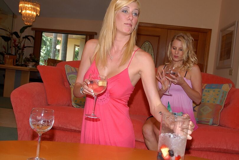 16P Tres MILFs lesbianas se corren con un pequeño consolador amarillo