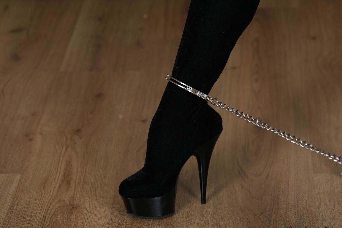 16P I Love Bondage Mujer policía en problemas