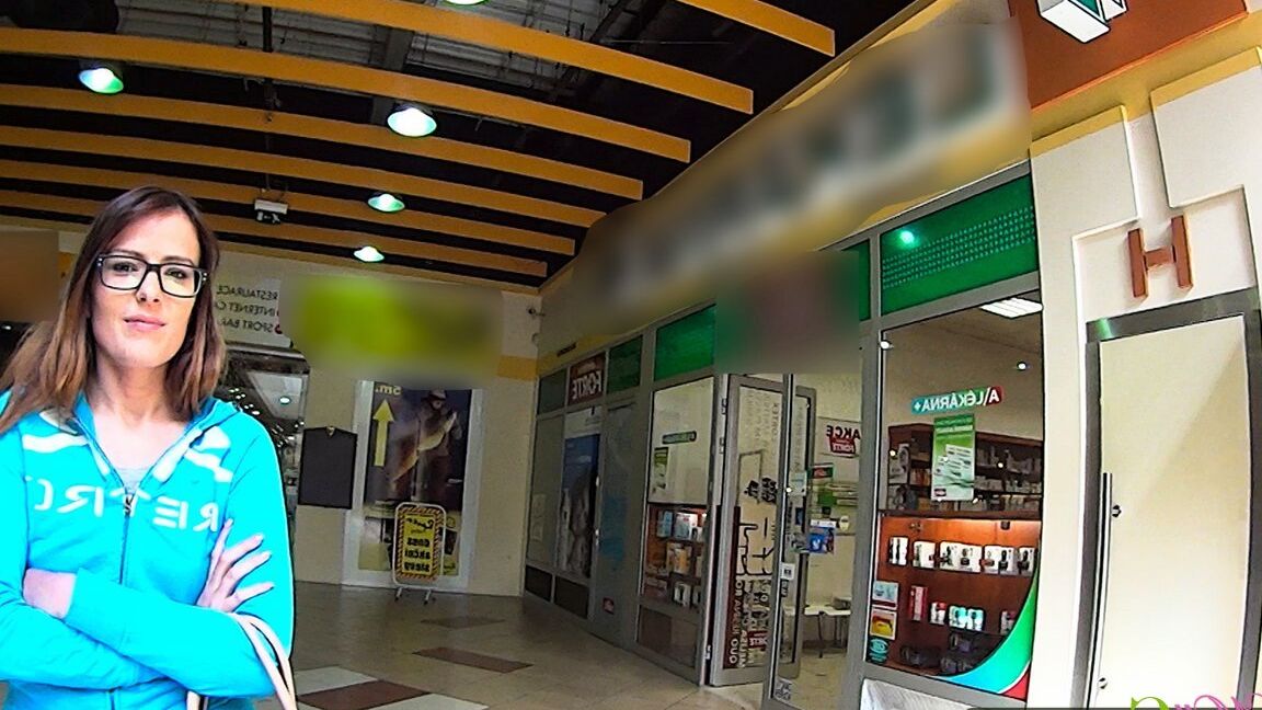 16P Mall Cuties Une écolière sexy suce une bite