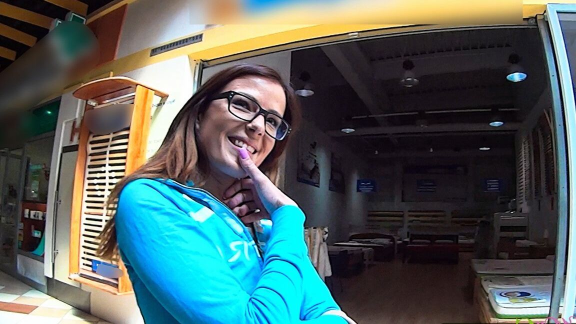 16P Mall Cuties Une écolière sexy suce une bite