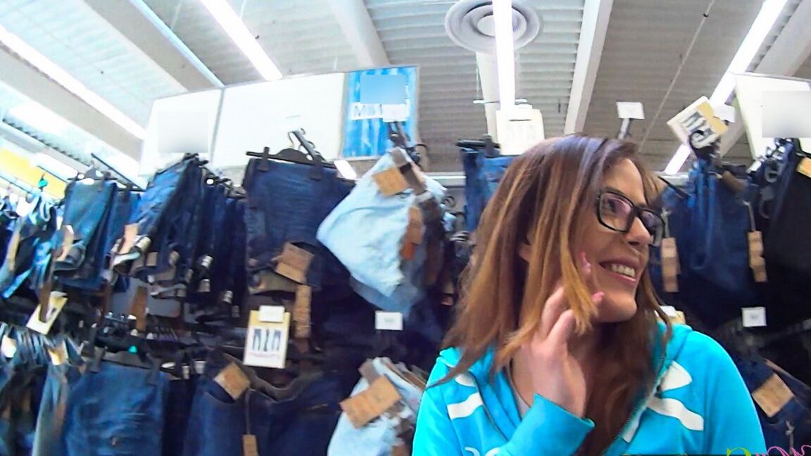 16P Mall Cuties Une écolière sexy suce une bite