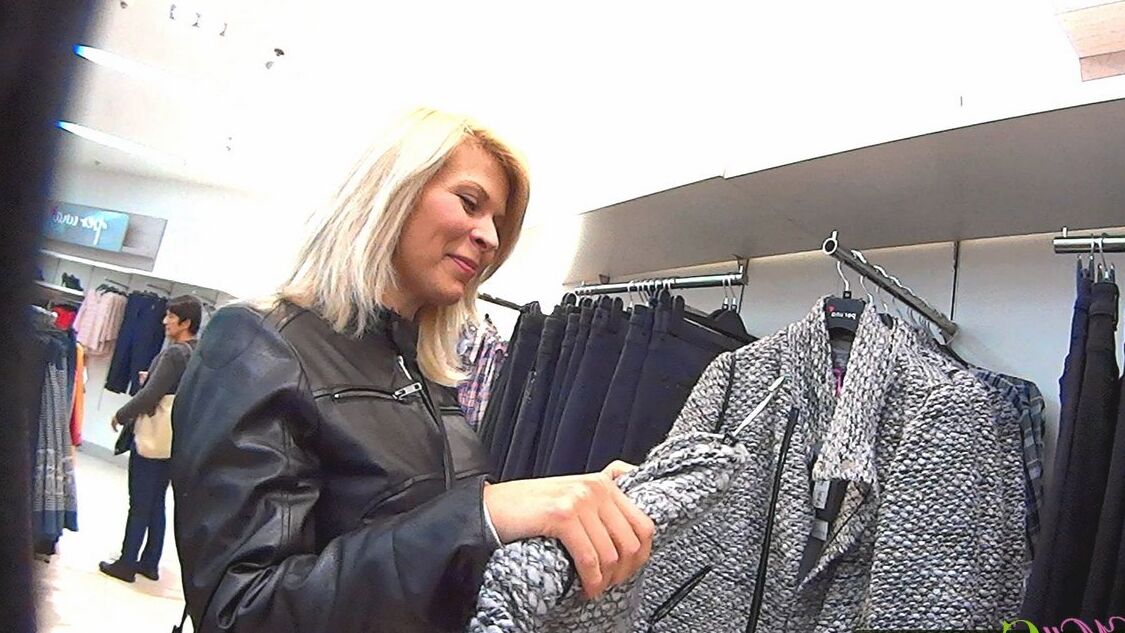 16P Superbe blonde amateur baise pour de nouveaux vêtements