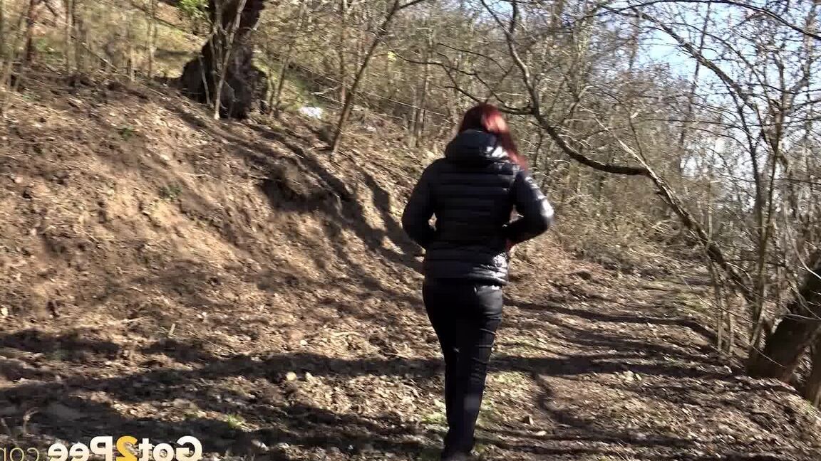 15P Antonia Sainz baisse son pantalon en cuir pour pisser