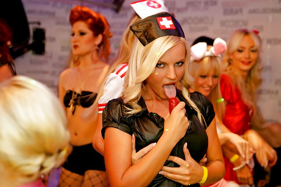 16P Gostosas europeias lascivas enlouquecendo na festa de sexo do carnaval
