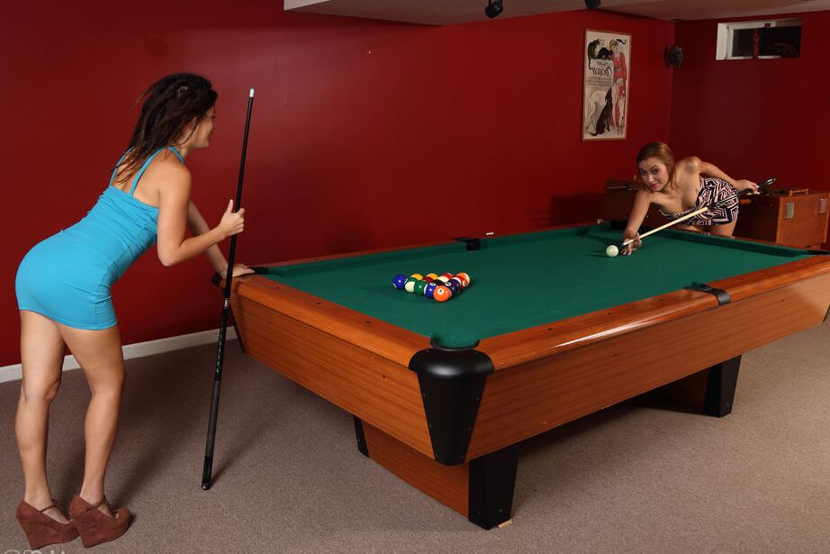 16P Las lesbianas adolescentes Daisy Haze y Marina Nagel apaciguan a sus chochos cachondos en una mesa de billar
