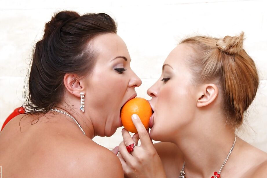 16P Kinky lesbian Alysa Gap has dyke friend insert fruit into gaping asshole