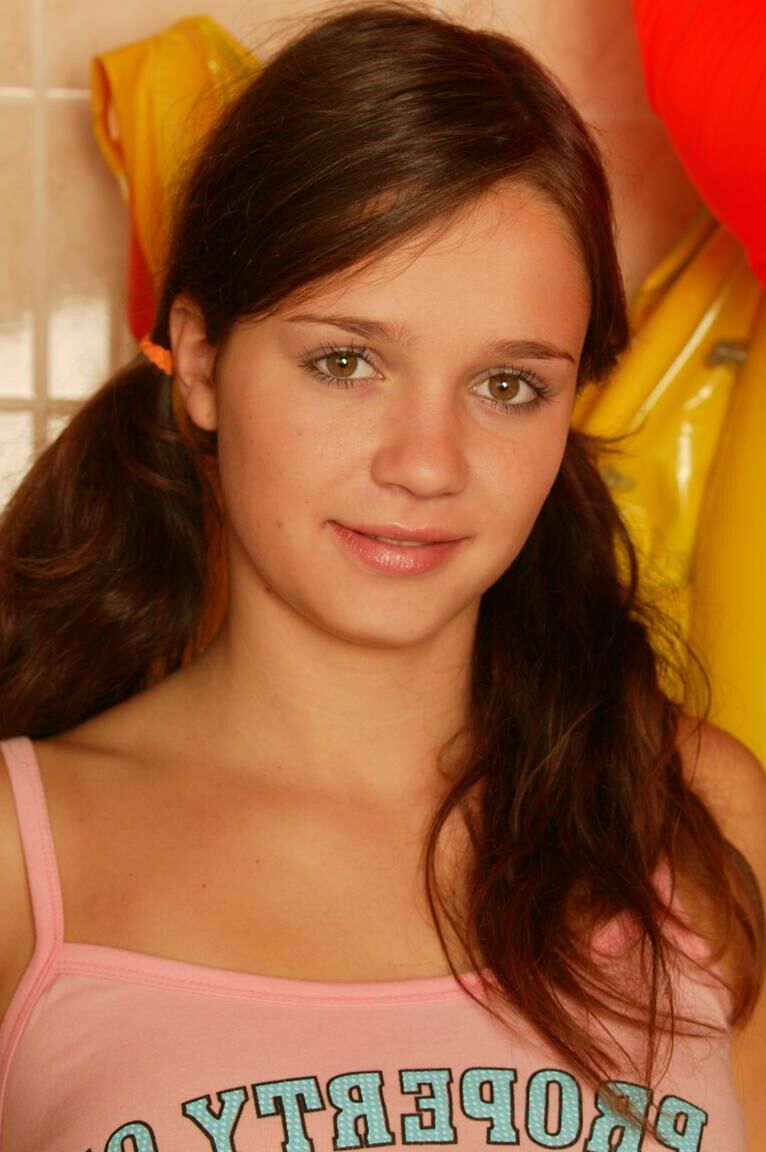 15P Jovens lésbicas se beijam antes de lamber e dildo suas bucetas com tesão