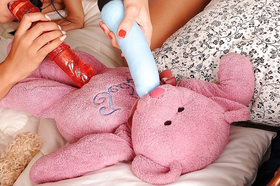 16P Jeune star du porno latina séduite par trois chaudasses lesbiennes