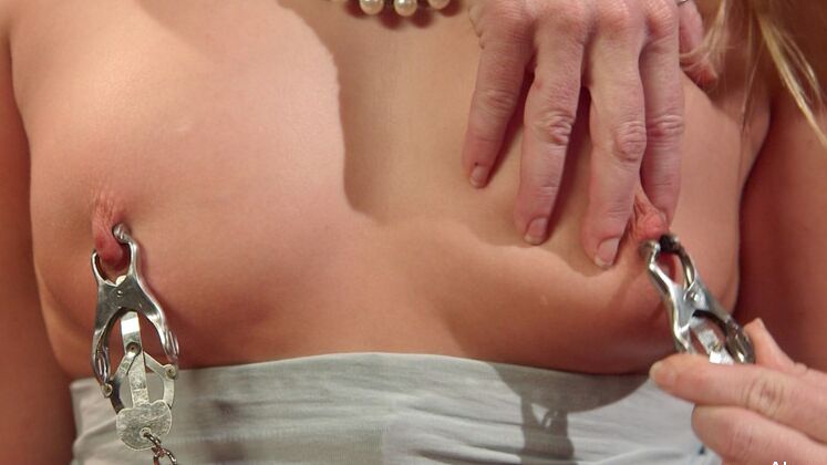 15P Heiße perverse MILF dominiert süße 19-jährige Schlampe mit großem Hintern. Schlag auf den Hintern, Auspeitschen