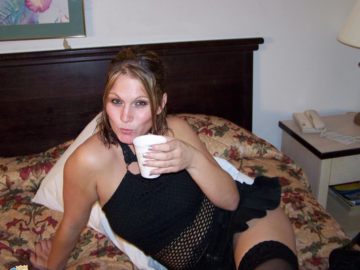 16P MILF Toni suce une bite et se fait crémer les seins