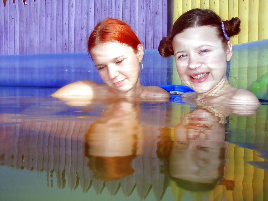 16P Lesbianas adolescentes lascivas jugando con sus juguetes sexuales en la piscina