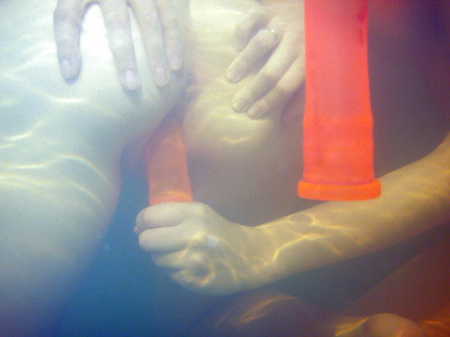 16P Lesbianas adolescentes lascivas jugando con sus juguetes sexuales en la piscina