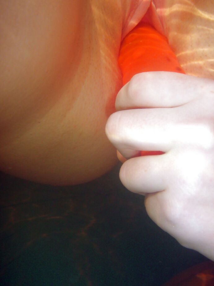 16P Lesbianas adolescentes lascivas jugando con sus juguetes sexuales en la piscina
