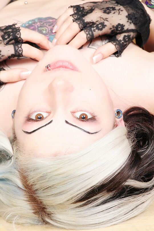 16P Barely Evil tätowierte Punk- und Gothic-Girls machen rum