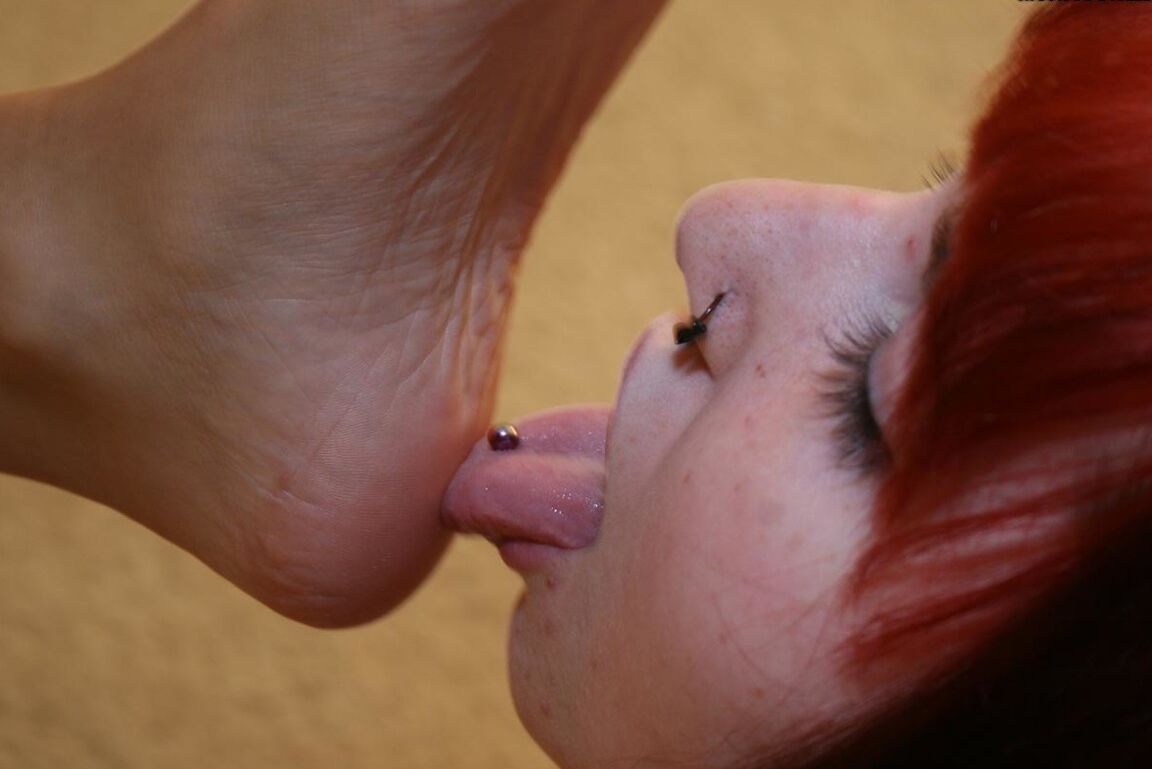 12P Beije o pé dela ruiva sem nudez