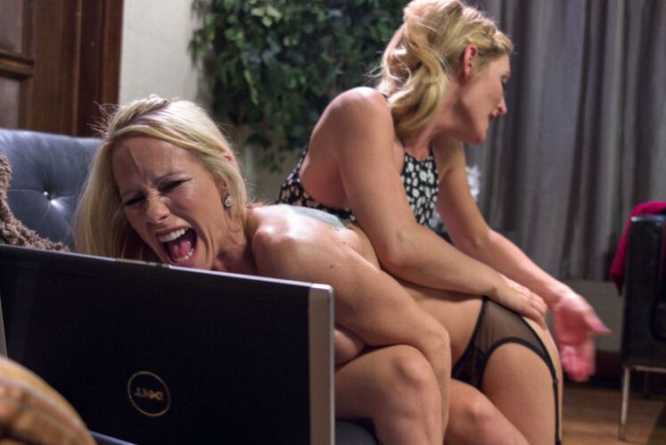 14P Hija pillada masturbándose en un porno secreto con su madrastra protagonizándolo