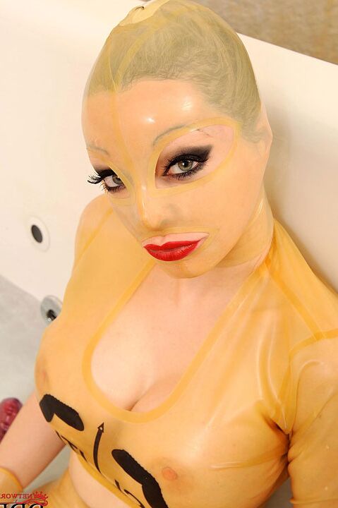 16P ラテックス衣装を着た変態美女がお風呂で熱いフェティッシュアクションをする
