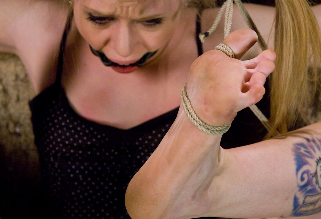 21P La pelirroja Claire Adams juega con la sucia Sarah Jane Ceylon en acción bondage