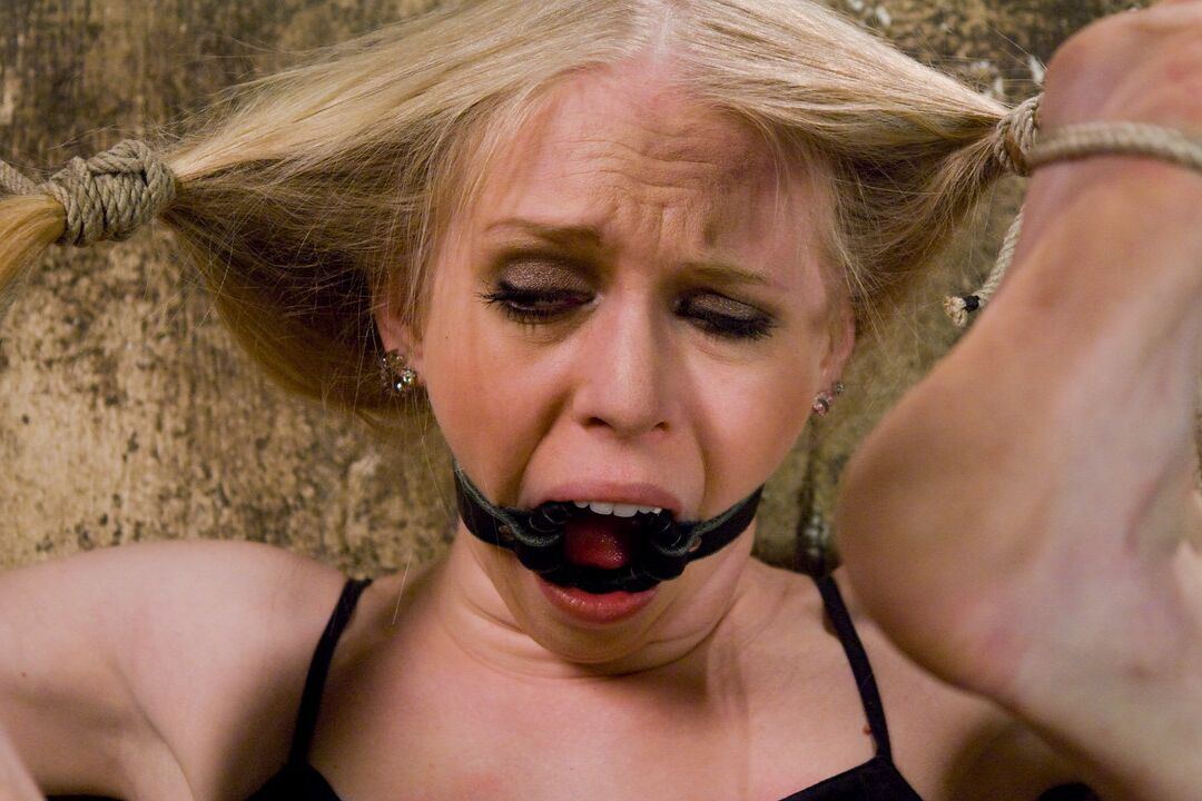 21P La pelirroja Claire Adams juega con la sucia Sarah Jane Ceylon en acción bondage